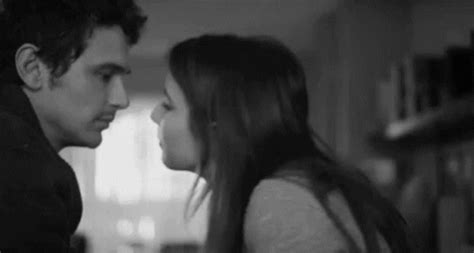 kisses gif|Kiss Gifs